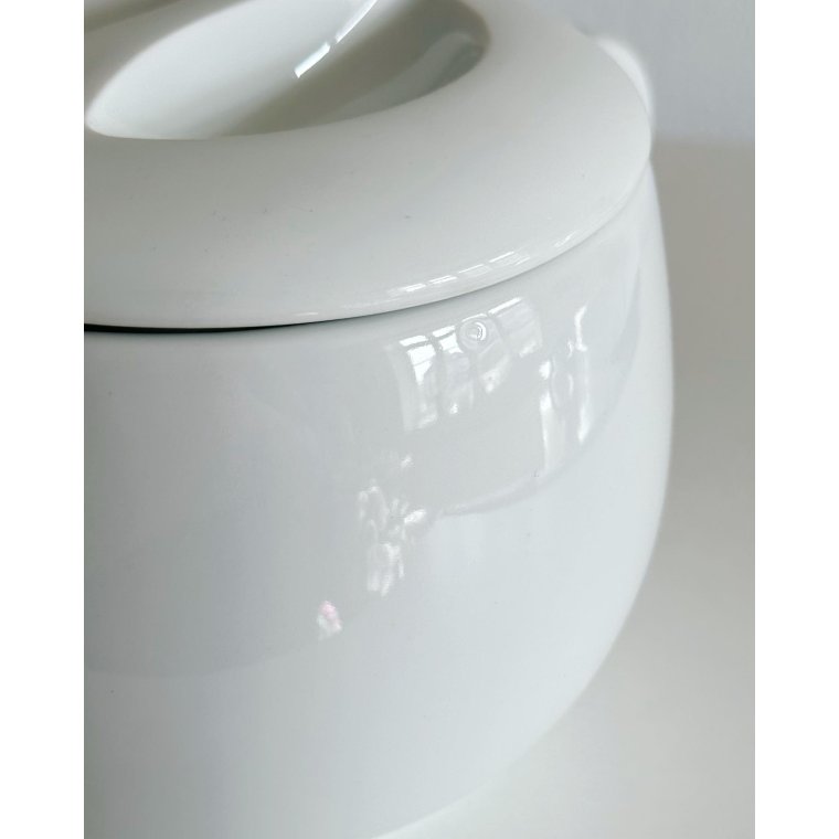 Porcelain tea pot, white