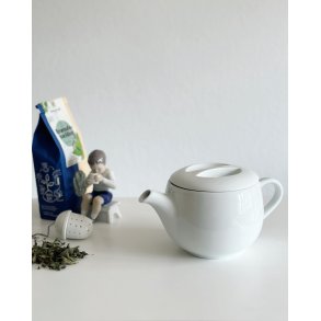 Porcelain tea pot, white