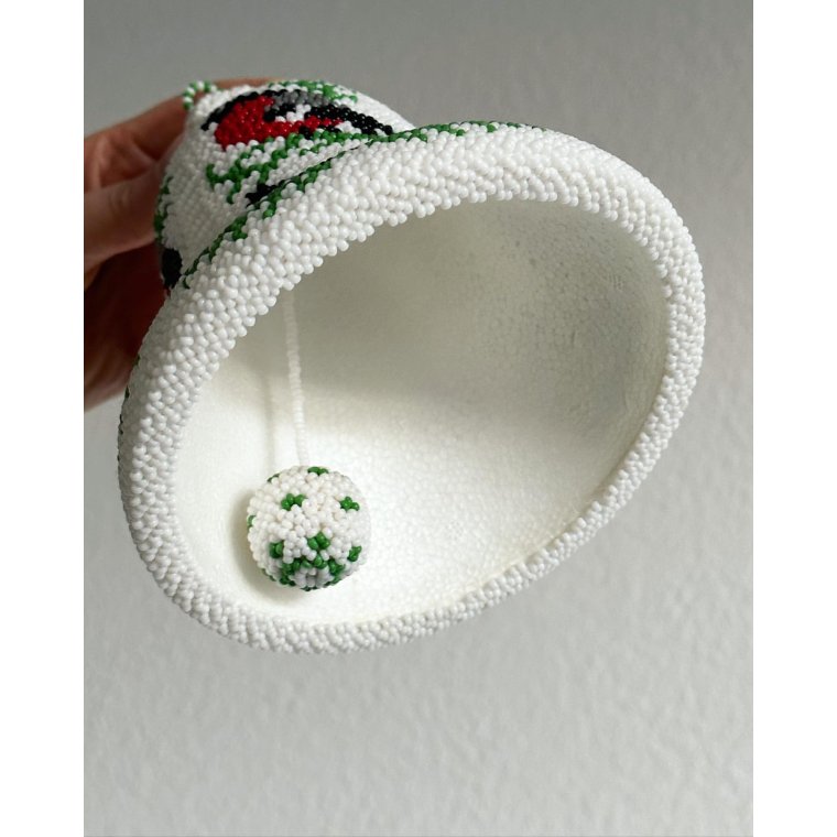 Pearl-stitched bell w Bullfinch