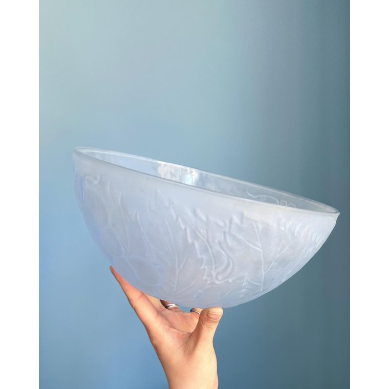 Lysebl glasskl m matteret yderside og druer