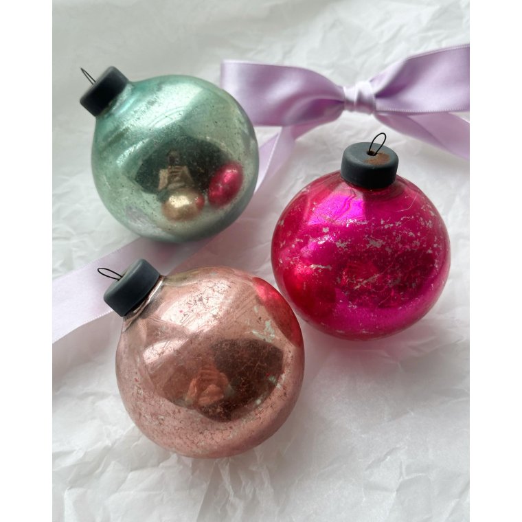 St af 3 pastelfarvede kugler, patina
