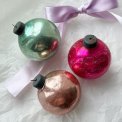 St af 3 pastelfarvede kugler, patina