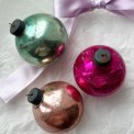 St af 3 pastelfarvede kugler, patina