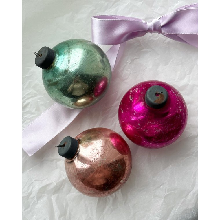 St af 3 pastelfarvede kugler, patina