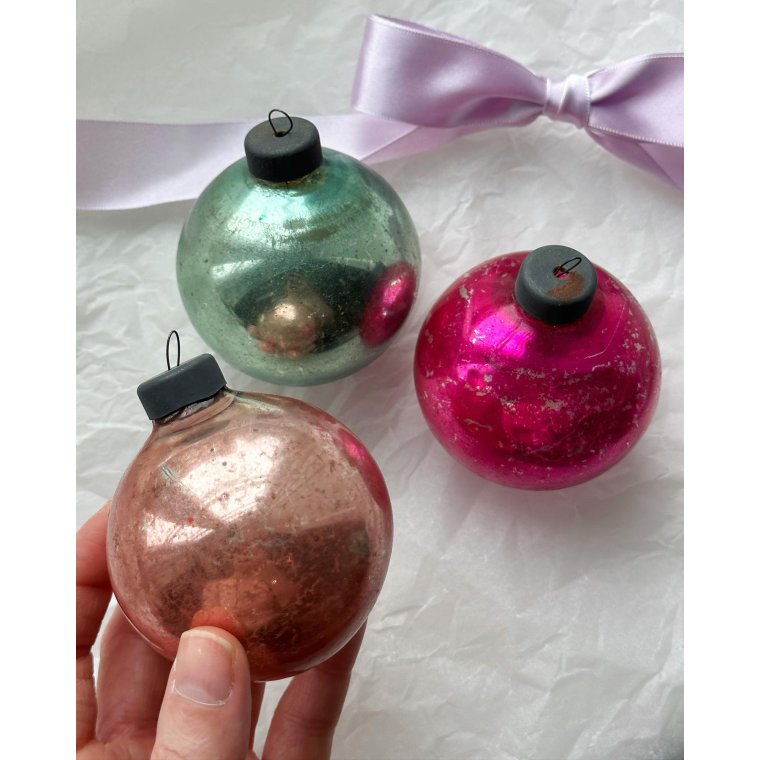 St af 3 pastelfarvede kugler, patina