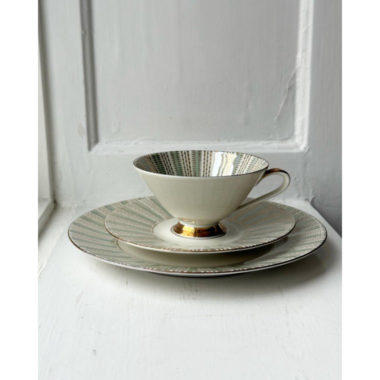 Triost, stor kop m underkop og kagetallerken, metallisk grn og guld