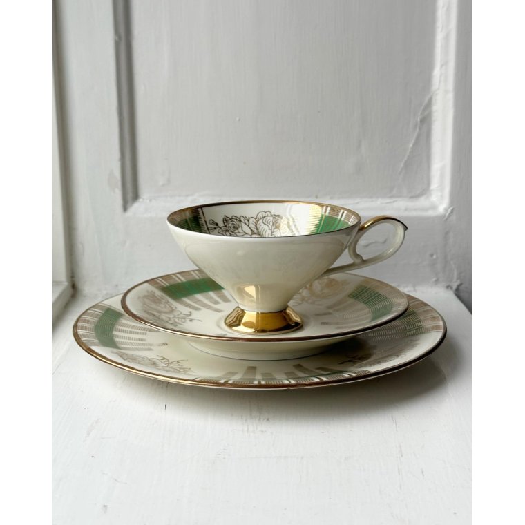Triost, stor kop m underkop og kagetallerken, grn og guld