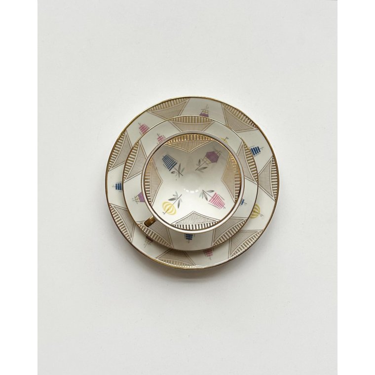 Triost, stor kop m underkop og kagetallerken, grafiske blomster