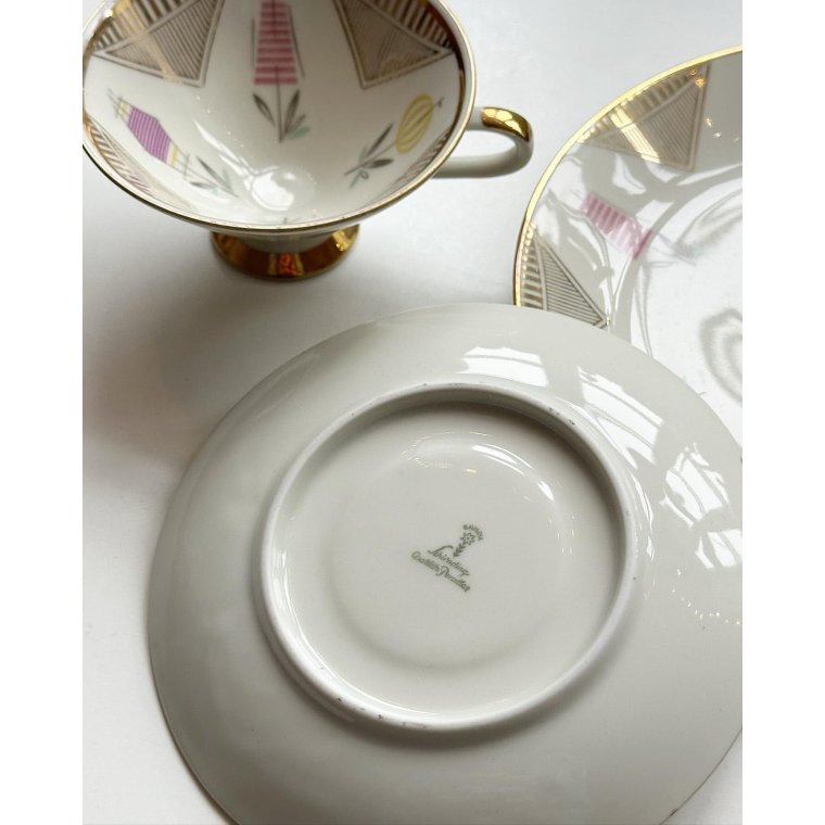 Triost, stor kop m underkop og kagetallerken, grafiske blomster