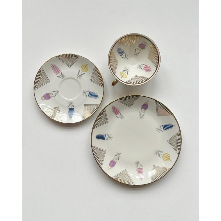 Triost, stor kop m underkop og kagetallerken, grafiske blomster