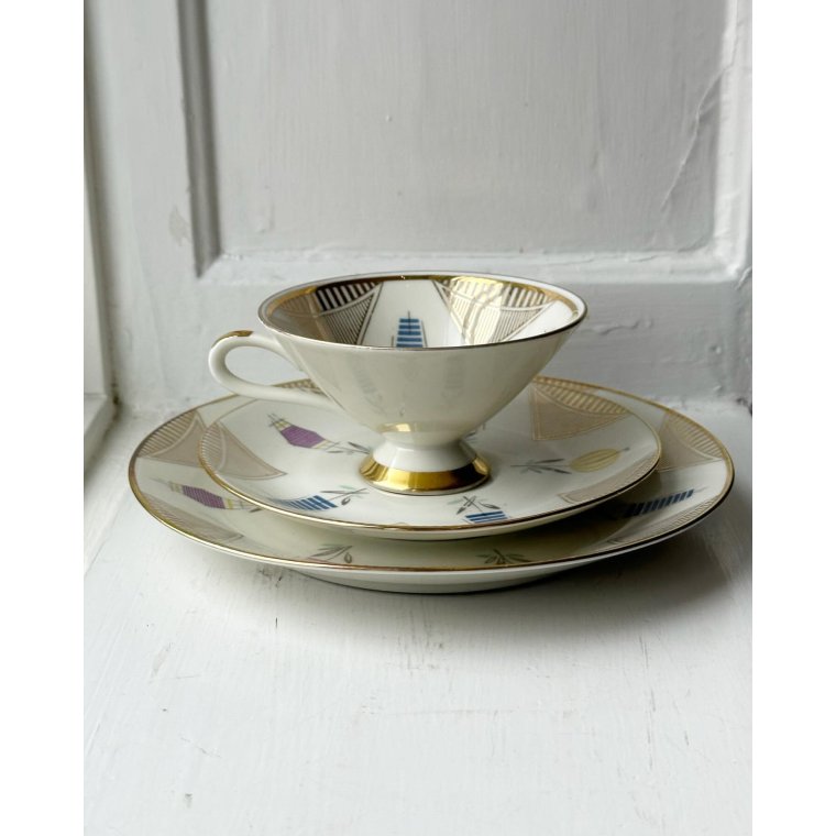 Triost, stor kop m underkop og kagetallerken, grafiske blomster