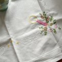Tysk hvid bomuldsdug m lysebroderi,77 x 72 cm, NB