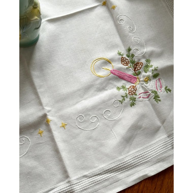 Tysk hvid bomuldsdug m lysebroderi,77 x 72 cm, NB