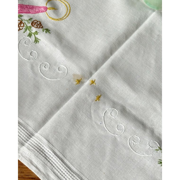 Tysk hvid bomuldsdug m lysebroderi,77 x 72 cm, NB
