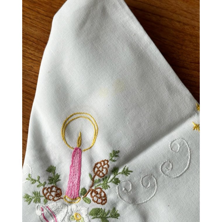 Tysk hvid bomuldsdug m lysebroderi,77 x 72 cm, NB