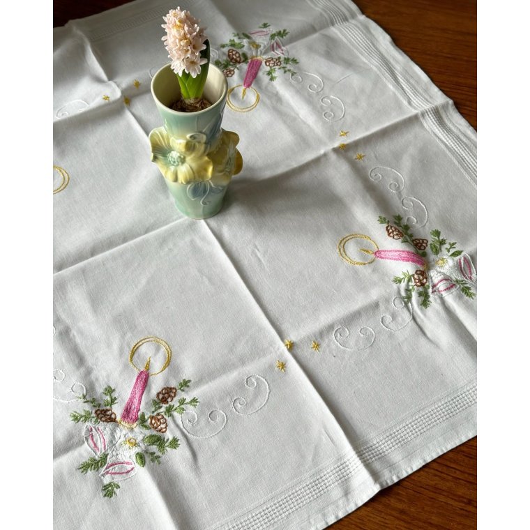 Tysk hvid bomuldsdug m lysebroderi,77 x 72 cm, NB