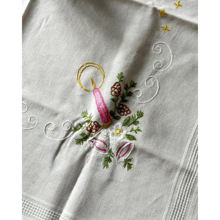 Tysk hvid bomuldsdug m lysebroderi,77 x 72 cm, NB