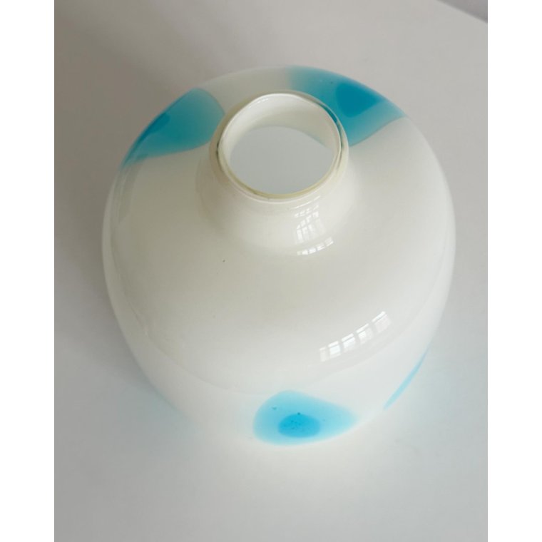 Stor glasvase, hvid m bl prikker