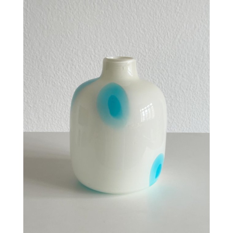 Stor glasvase, hvid m bl prikker