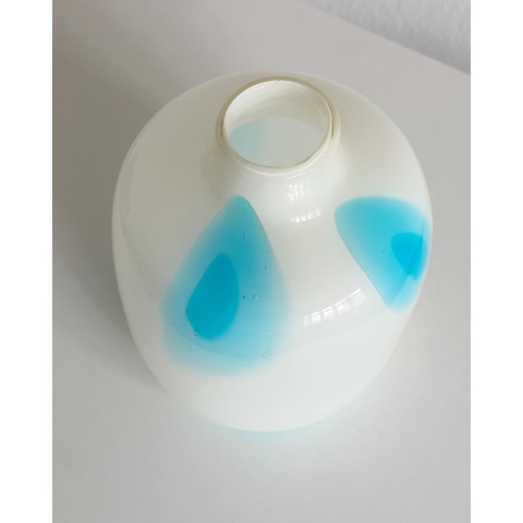 Stor glasvase, hvid m bl prikker