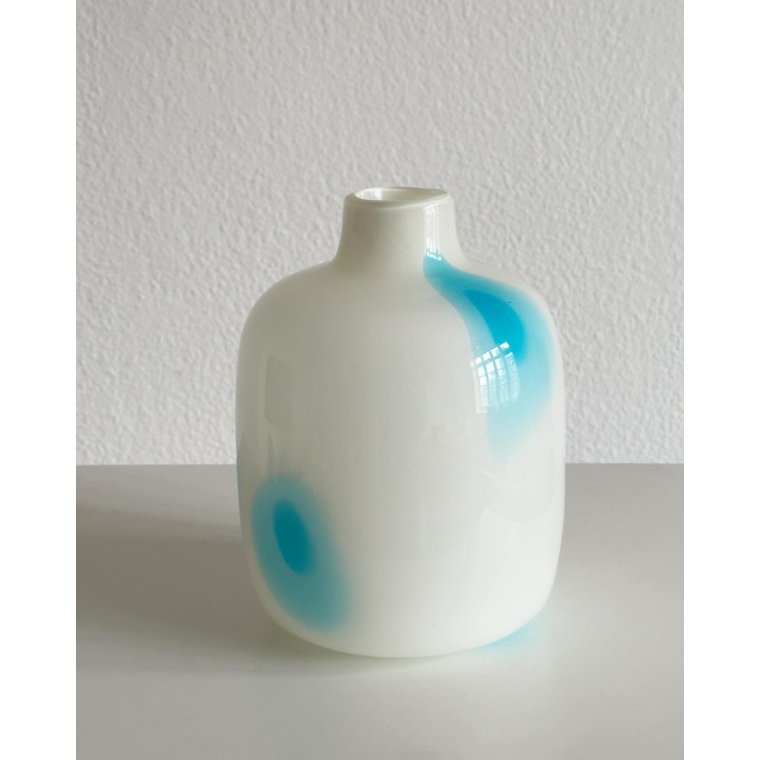 Stor glasvase, hvid m bl prikker