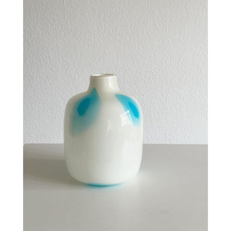 Stor glasvase, hvid m bl prikker