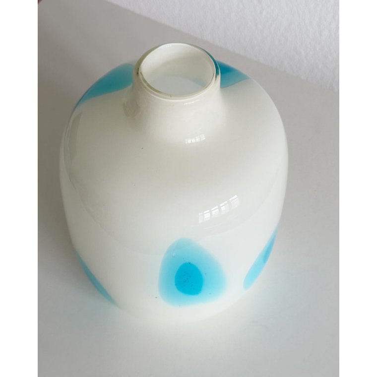 Stor glasvase, hvid m bl prikker