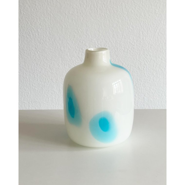 Stor glasvase, hvid m bl prikker