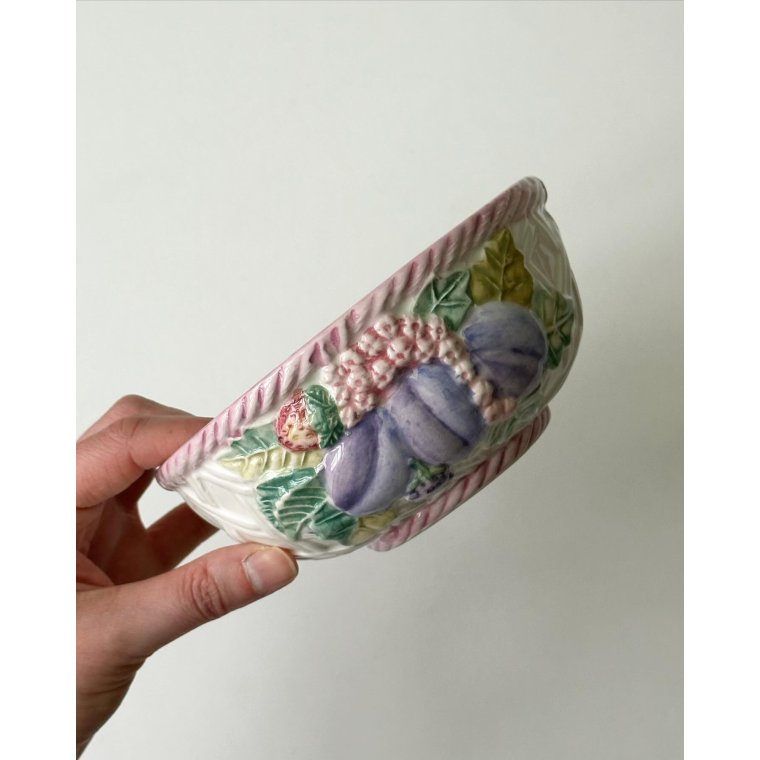 Fajanceskl m frugt og lyserd kant