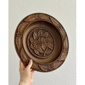 Wooden plate w carvings, small, NB