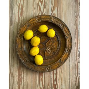 Wooden plate w carvings, large, NB