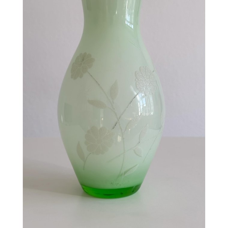 Grn og hvid glasvase m blomsterdeko, NB