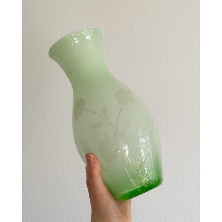 Grn og hvid glasvase m blomsterdeko, NB