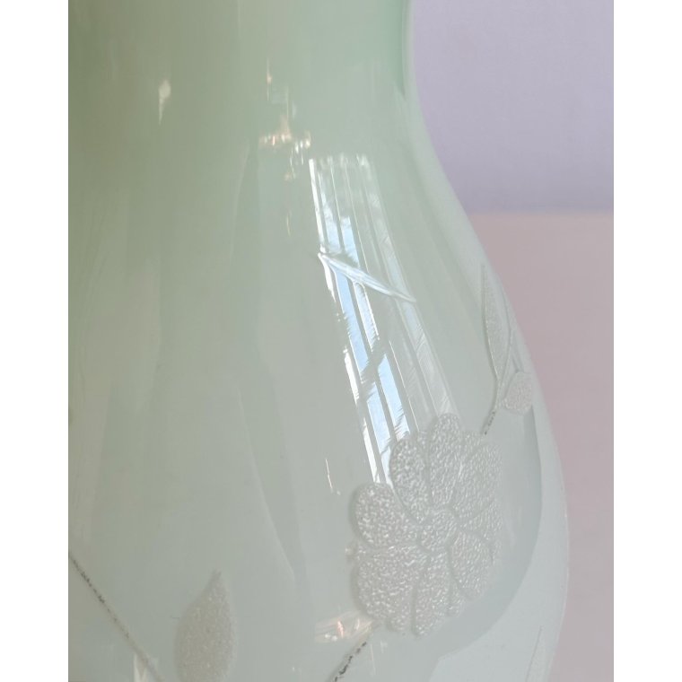 Grn og hvid glasvase m blomsterdeko, NB