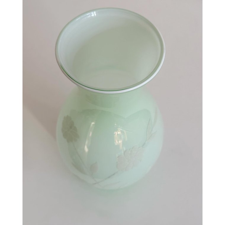 Grn og hvid glasvase m blomsterdeko, NB