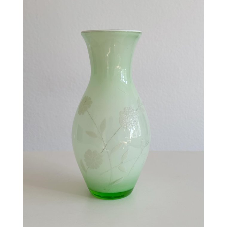 Grn og hvid glasvase m blomsterdeko, NB