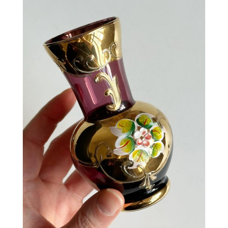 Lilla glas med gulddeko og blomst