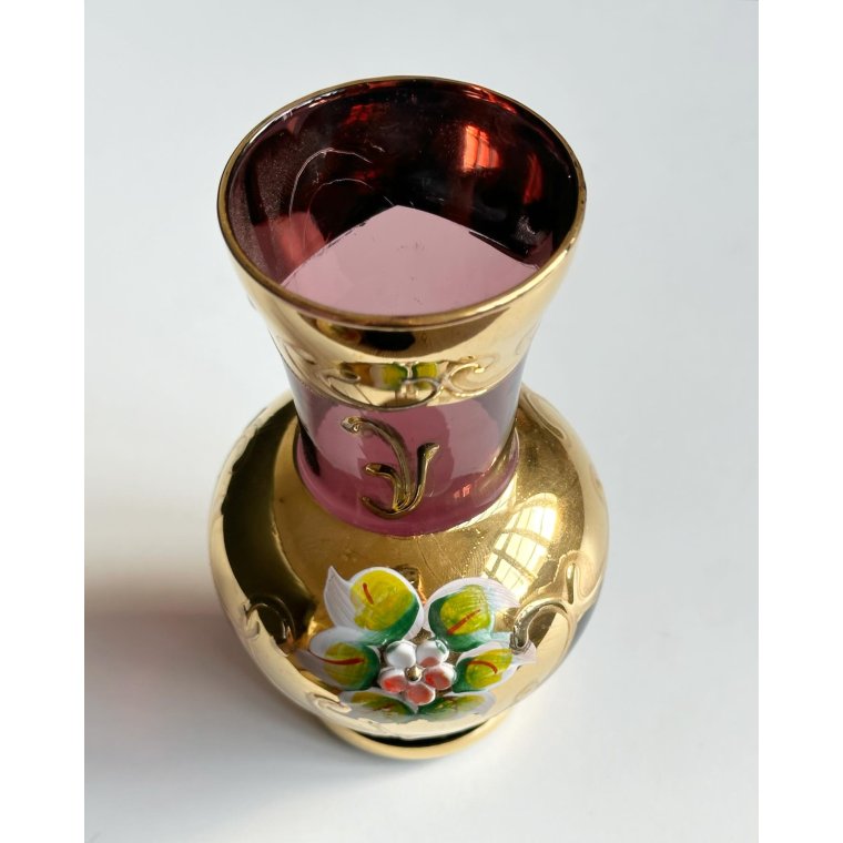 Lilla glas med gulddeko og blomst