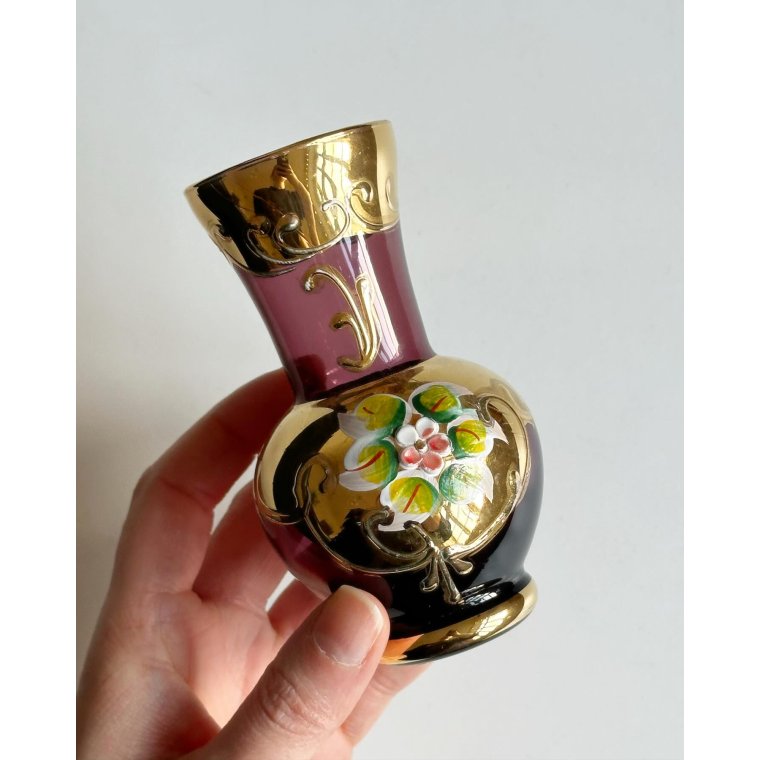 Lilla glas med gulddeko og blomst