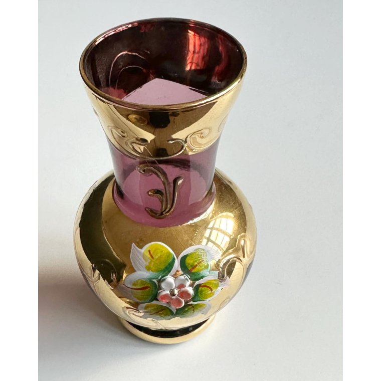 Lilla glas med gulddeko og blomst