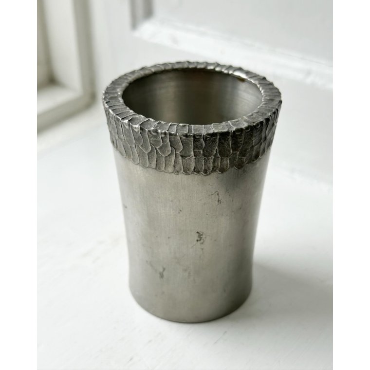 Tin, med rillet/ruflet kant