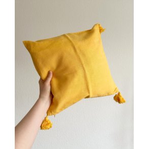 Yellow pillowcase w 3 tassels