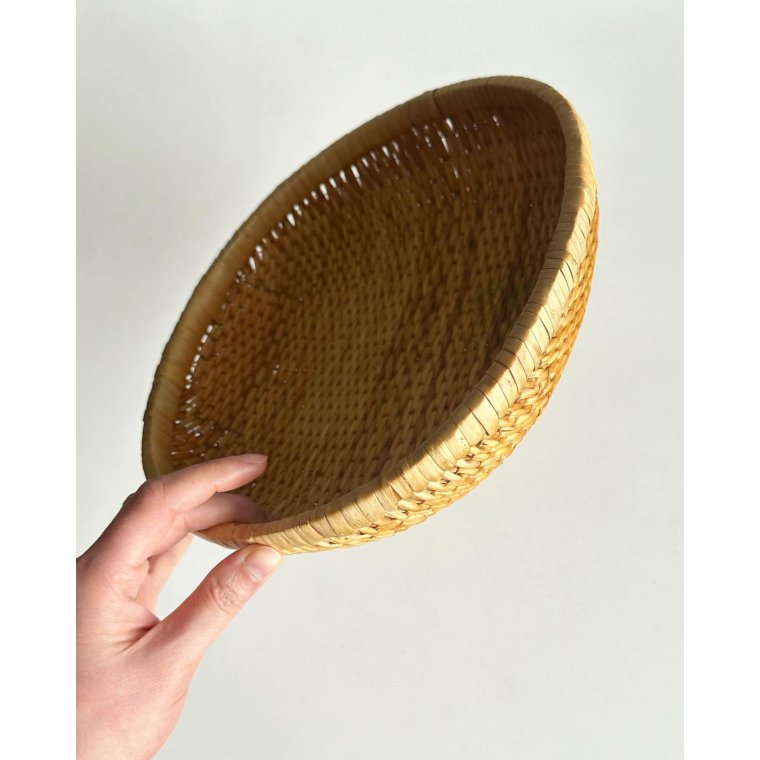 Flad kurv, lys flet