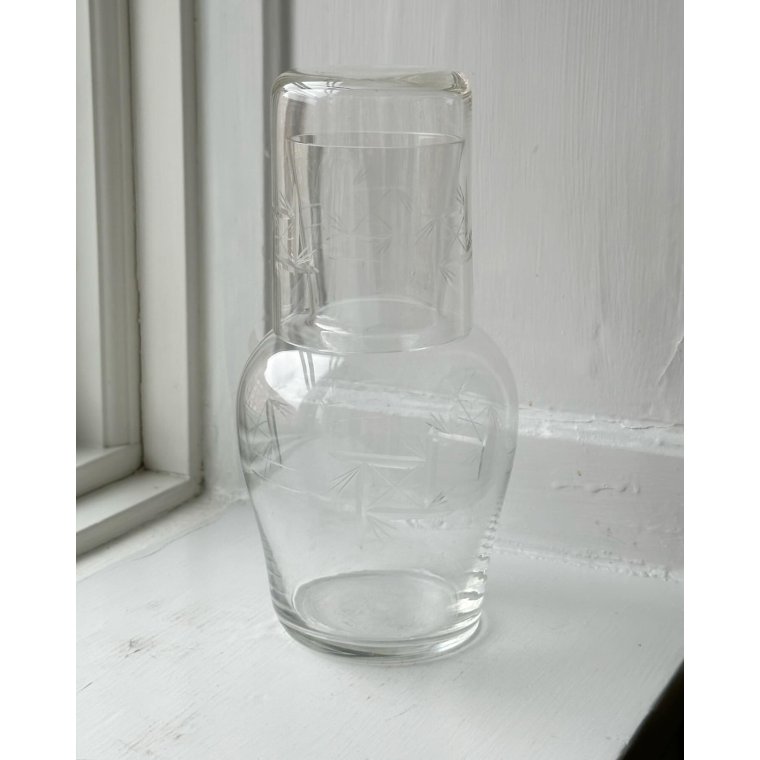 Carafe w glass, chisellings