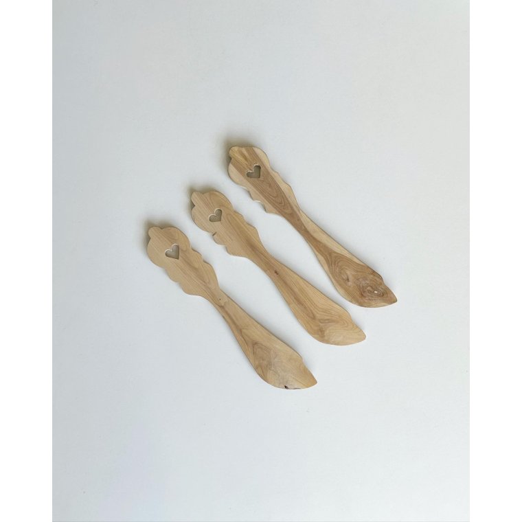 Wooden butter knife w heart, per piece