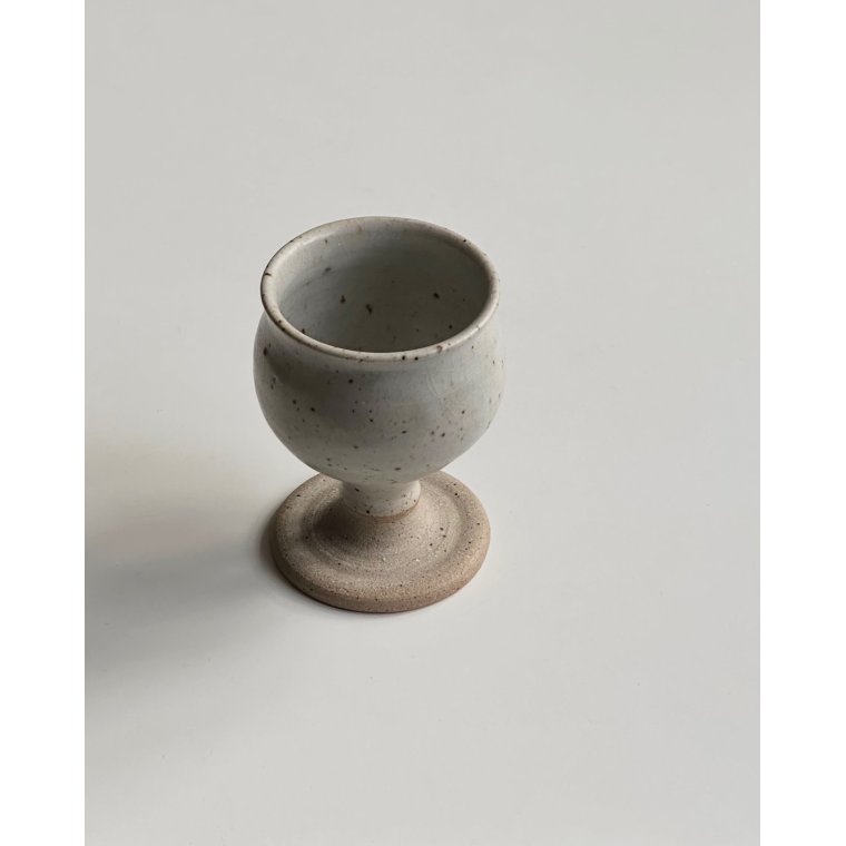 Keramikbger, vinglas, lys 