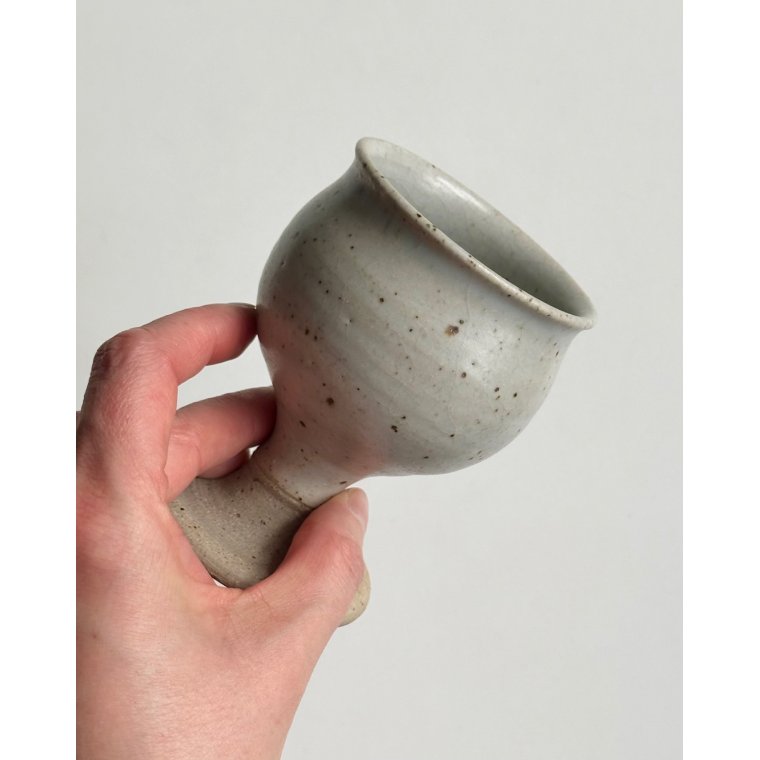 Keramikbger, vinglas, lys 