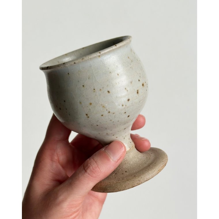 Keramikbger, vinglas, lys 