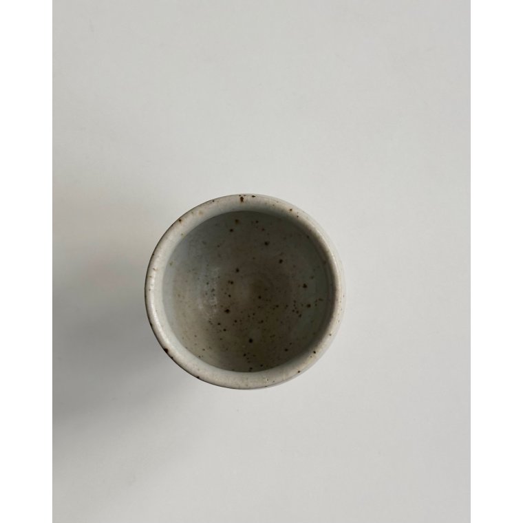 Keramikbger, vinglas, lys 