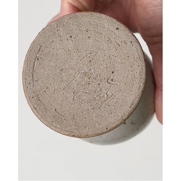 Keramikbger, vinglas, lys 